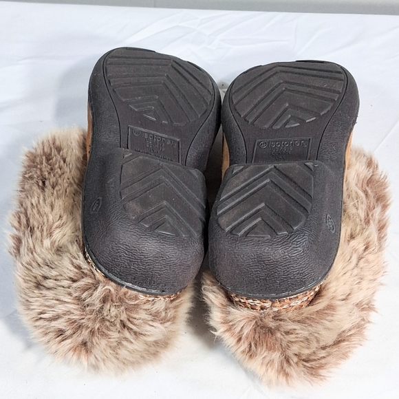 Women's Isotoner Size 8 Faux Fur Indoor/Outdoor Memory Foam Slippers - Picture 8 of 8